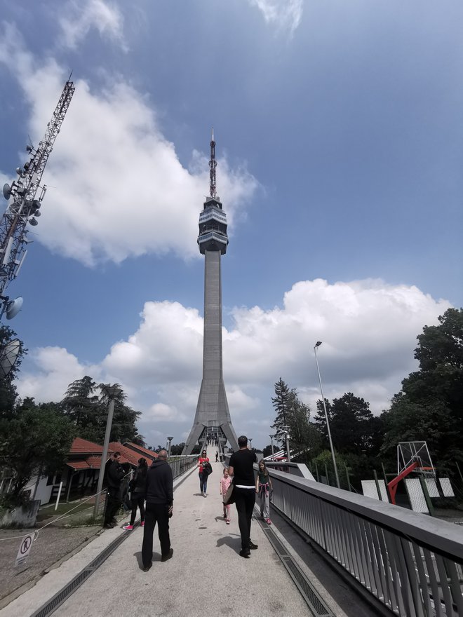 Na Avali blizu Beograda so si ogledali novi stolp, visok 205 metrov, ki so ga odprli leta 2010. Prejšnjega, zgrajenega leta 1965, je porušil Nato, ko je leta 1999 bombardiral Srbijo. Foto Milena Zupanič