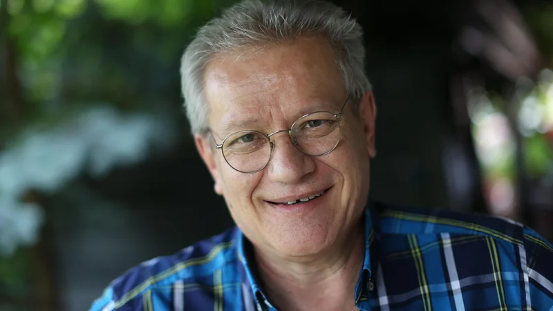 Fotografija: Marko Juhant je oče dveh odraslih otrok, dedek pa še ni. »Če znaš dobro svetovati glede načrtovanja družine, si kaznovan s tem, da dolgo nimaš vnukov (smeh).« FOTO: Tomi Lombar