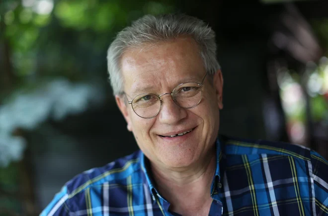 Marko Juhant je oče dveh odraslih otrok, dedek pa še ni. &raquo;Če znaš dobro svetovati glede načrtovanja družine, si kaznovan s tem, da dolgo nimaš vnukov (smeh).&laquo; FOTO: Tomi Lombar