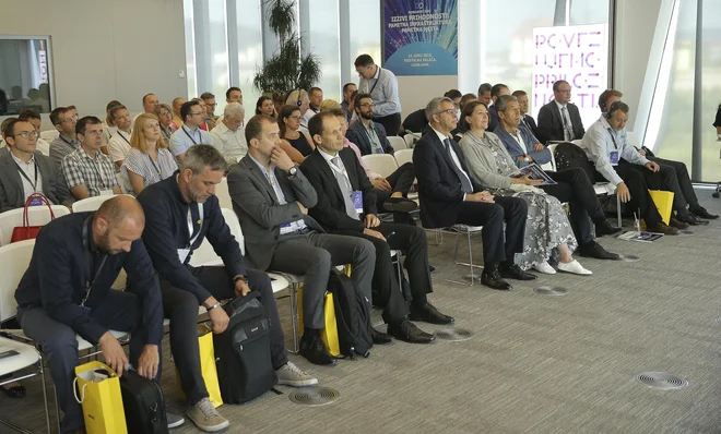 Na konferenci razpravljajo o prihodnosti prometa. FOTO: Jože Suhadolnik/Delo