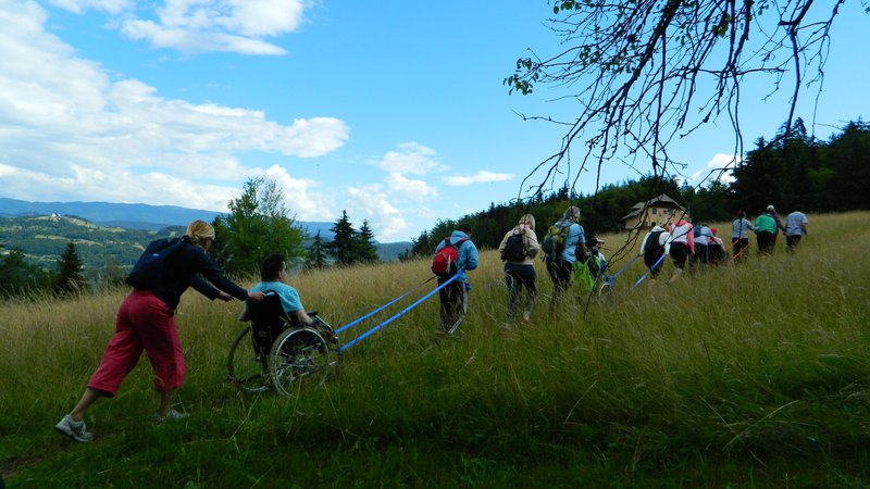 Fotografija: Na Mengeško kočo na Gobavici se je peš in z invalidskimi vozički podalo 273 planincev, starih od tri do 80 let. FOTO: arhiv PZS