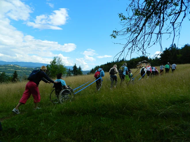 Na Mengeško kočo na Gobavici se je peš in z invalidskimi vozički podalo 273 planincev, starih od tri do 80 let. FOTO: arhiv PZS