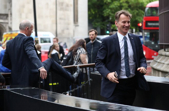 Jeremy Hunt je Johnsonov najbližji zasledovalec. FOTO: Simon Dawson/Reuters