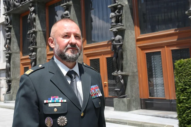 Razrešitev poveljnika poveljstva sil Mihe Škerbinca je pospremila afera o domnevni zlorabi vojaških obveščevalcev. Tudi to je eden od razlogov za interpelacijo proti obrambnemu ministru. FOTO: Tomi Lombar