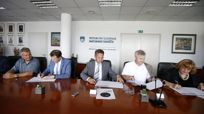 Fotografija: Prodekan za gospodarsko dejavnost in razvoj fakultete za varnostne vede Bojan Tičar, vodja Deloitte Slovenije Jurij Sidorovič, predsednik računskega sodišča Tomaž Vesel, predsednik protikorupcijske komisije Boris Štefanec in dekanja ljubljanske ekonomske fakultete Metka Tekavčič (na fotografiji z leve) bodo Slovence skupaj ozaveščali o prevarah. FOTO: Matej Družnik