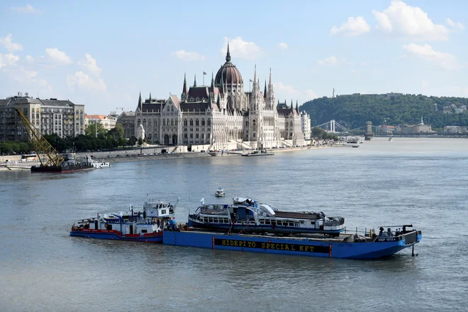 Na krovu ladje je bilo 35 ljudi, in sicer 33 južnokorejskih turistov in dva madžarska člana posadke. FOTO: Tamas Kaszas/Reuters