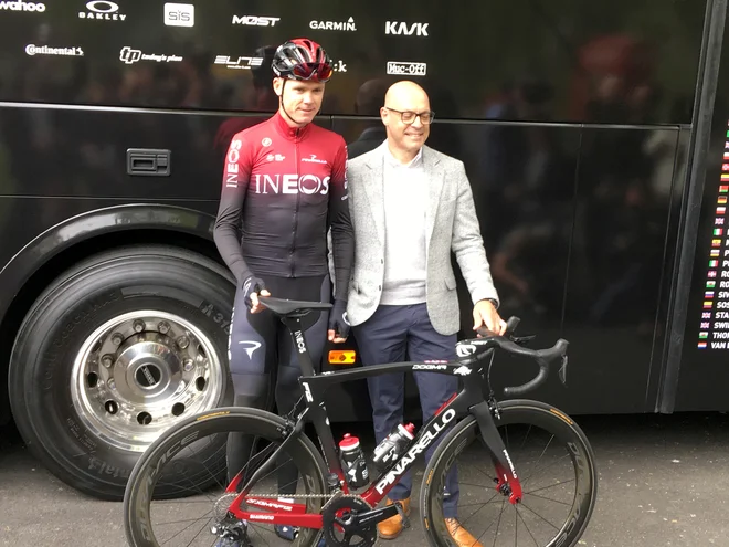 Šef ekipe Ineos Dave Brailsford (desno) upa, da bo Froome čim prej okreval. FOTO: Martyn Herman/Reuters