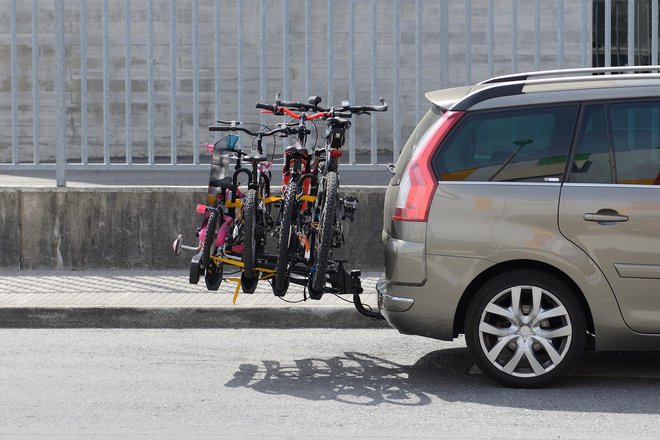 Najboljša rešitev za prevoz koles je prtljažnik na kljuki, a tudi z njim imamo lahko kako zadrego. FOTO: Shutterstock