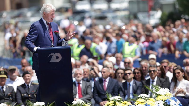 Fotografija: Bill Clinton je na slovesnosti v Prištini dejal, da je ponosen, ker se je odločil, da je dovolj etničnega čiščenja, bežanja ljudi z njihovih domov in ubijanja nedolžnih civilistov. FOTO: Florion Goga/Reuters