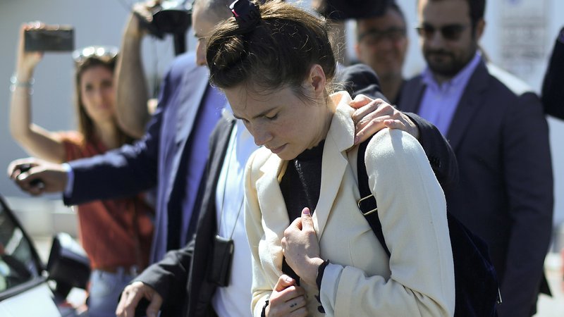 Fotografija: Amanda Knox, nekdanja študentka, ob prihodu na milansko letališče. FOTO: Daniele Mascolo/Reuters
