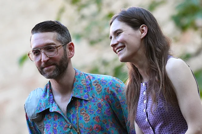 Amanda Knox in njen partner Christopher Robinson. FOTO: Guglielmo Mangiapane/Reuters