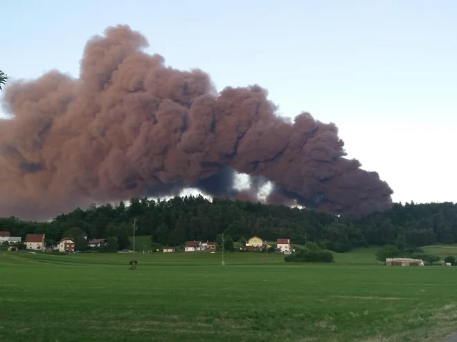 PGD Rakek vse občane poziva, da zaradi gorenja stiropora in gostega dima zaprejo vsa vrata in okna. FOTO: bralka Veronika