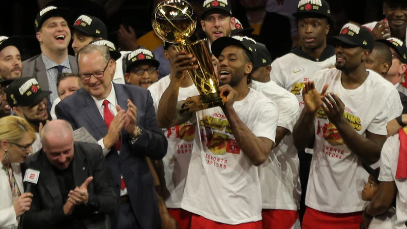 Fotografija: Kawhi Leonard je dvignil pokal Larryja O'Briena za prvake lige NBA. FOTO: Reuters
