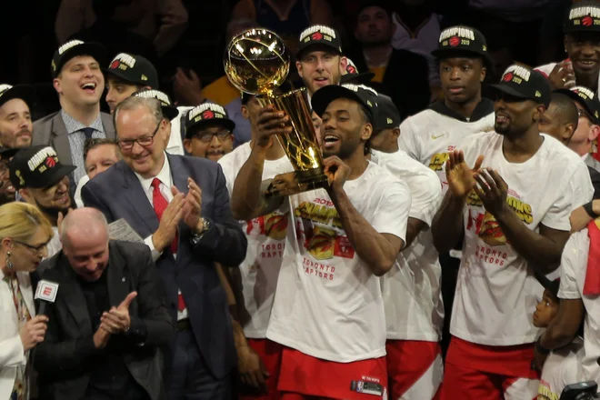 Kawhi Leonard je dvignil pokal Larryja O&#39;Briena za prvake lige NBA. FOTO: Reuters