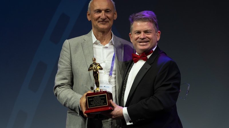 Fotografija: Oftalmolog Vladimir Pfeifer (levo), prejemnik nagrade za strokovni film. Foto: osebni arhiv