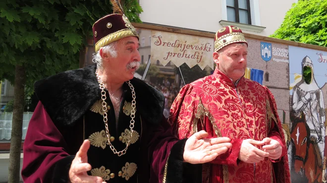 Hrabroslav Perger (Hraboslavius VIII.) in Tilen Klugler (Tilenius I.) na novinarski konferenci pred prireditvijo. FOTO: Mateja Kotnik