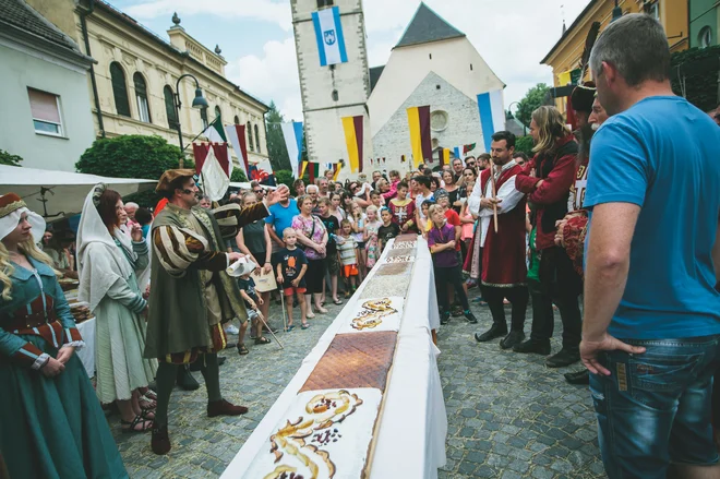 Pergerjev medenjak, še preden so ga lani razsekali vitezi. Tudi letos bo temu tako. FOTO: Srednejveški preludij