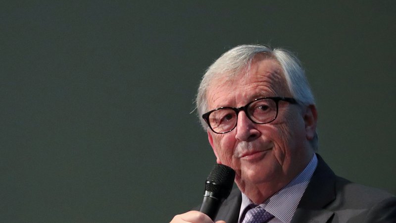 Fotografija: Jean-Claude Juncker ob koncu svojega mandata razlaga medijem, da je živel v zelo skromnih razmerah. Foto: Reuters