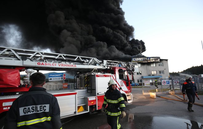 Požar v podjetju Fragmat. FOTO: Ljubo Vukelič/Občina Cerknica