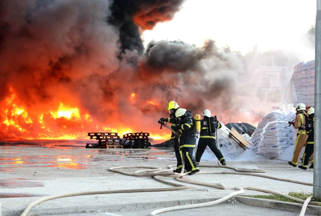 Požar v podjetju Fragmat. FOTO: Ljubo Vukelič/Občina Cerknica