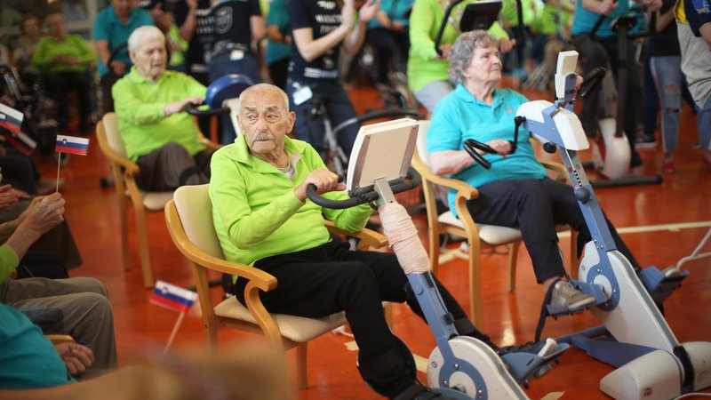 Fotografija: Na seniorskem maratonu Franja v fužinskem domu je sodelovalo 69 kolesarjev, povprečno starih 86 let. Foto Jure Eržen