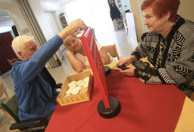 Ciljna skupina pilotnega projekta so tudi stanovalci vključeni v institucionalno varstvo. FOTO: Tadej Regent