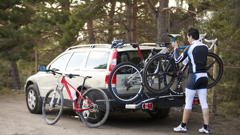 Fotografija: Tudi pri nameščanju koles na zadnji prtljažnik je potrebne kar nekaj vaje. FOTO: Shutterstock