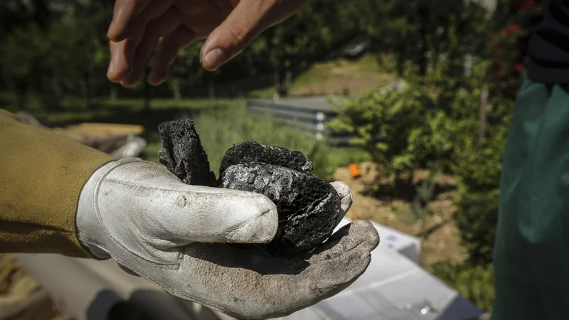 Ožgani deli, ki so ob požaru v Fragmatu padali v Begunjah pri. FOTO: Voranc Vogel/Delo
