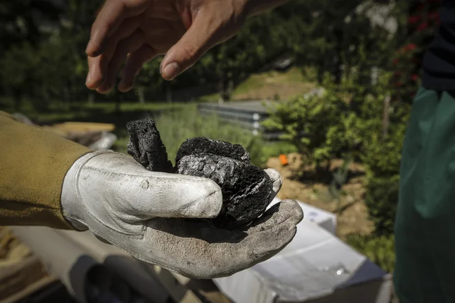 Ožgani deli, ki so ob požaru v Fragmatu padali v Begunjah pri. FOTO: Voranc Vogel/Delo