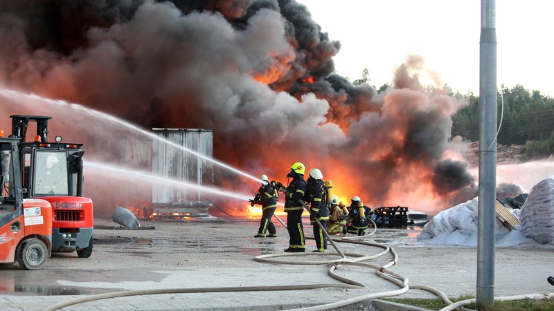 Fotografija: Zaradi ne dovolj stabilne konstrukcije so gasili le od zunaj. FOTO: Ljubo Vukelič/občina Cerknica