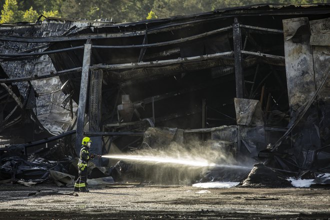 Posledice požara v tovarni Fragmat, Podskrajnik. FOTO: Voranc Vogel/Delo