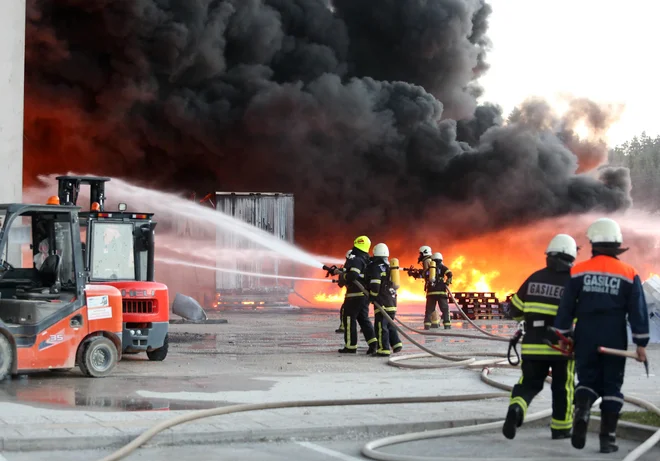 Požar, ki je zajel Fragmatov obrat pri Cerknici, ni edini v zadnjih letih, ki je zahteval še dodatno angažiranje gasilcev. FOTO: Ljubo Vukelič / Občina Cerknica