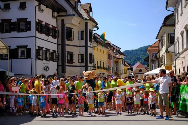 Poleg junakov tretjega nadstropja bodo danes dopoldne tekli še vrtčevski otroci, pozno popoldne pa šolarji. FOTO: Vesna Križnar