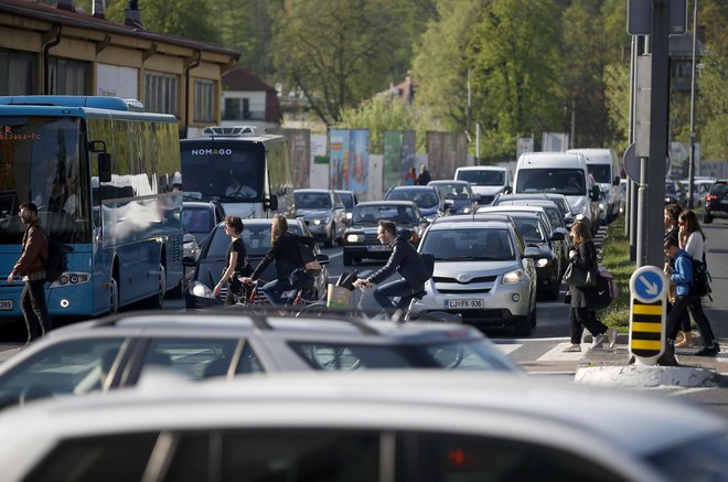 Prometna gneča na ljubljanskih cestah. FOTO: Blaž Samec