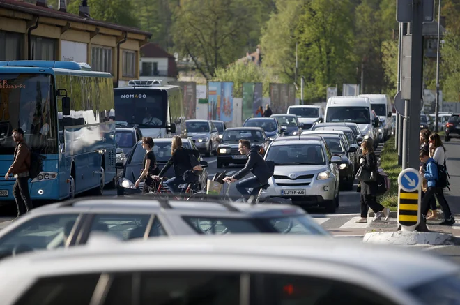 Prometna gneča na ljubljanskih cestah. FOTO: Blaž Samec