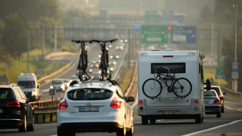 Fotografija: Povečan promet je praktično na vseh domačih avtocestah. FOTO: Jure Eržen/Delo
