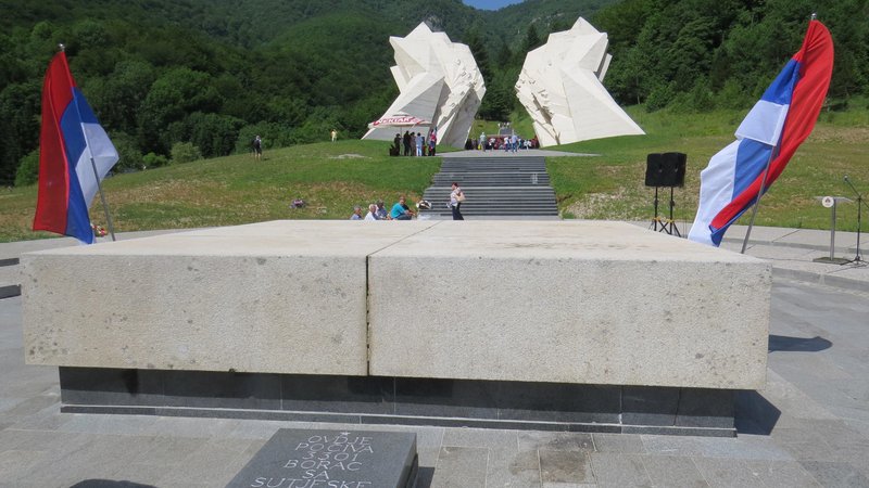 Fotografija: Na kostnici padlih borcev sta vihrali le srbski zastavi. FOTO: Bojan Rajšek/Delo