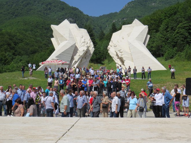 Velika množica ljudi se je danes udeležila spominske slovesnosti pred spomenikom na Sutjeski. FOTO: Bojan Rajšek/Delo