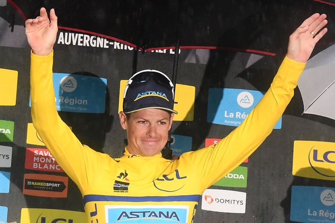 Jakob Fuglsang pred zadnjo etapo nosi rumeno majico. FOTO: Anne-Christine Poujoulat/AFP