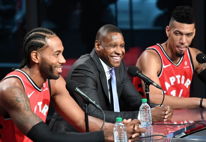 Ključni trenutek: Torontov predsednik Masai Ujiri je predstavil novi okrepitvi, Kawhija Leonarda (levo) in Dannyja Greena. FOTO: USA Today