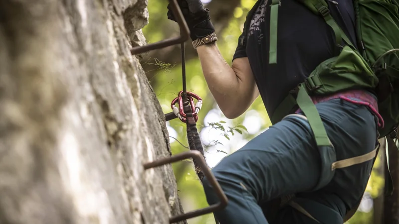 Fotografija: Prikaz varnega plezanja po zahtevni poti na Tončkov dom na Lisci. FOTO: Voranc Vogel