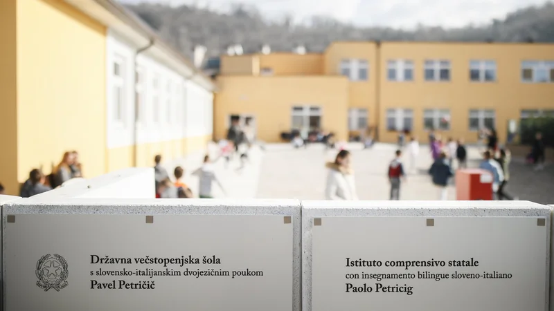 Fotografija: V Benečiji so izvajali hud pritisk na slovenski narod, zato se je slovenski jezik uporabljal zelo malo oziroma samo v domačem okolju. Stvari na bolje premika špetrska dvojezična šola. Foto Uroš Hočevar