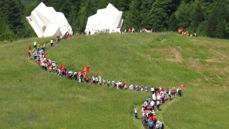 Fotografija: Velika množica ljudi se je danes povzpela do spomenika in kostnice padlih partizanov, pri čemer so morali premagati 232 stopnic. FOTO: Bojan Rajšek/Delo