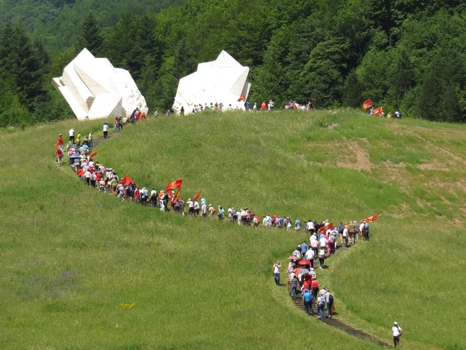 Velika množica ljudi se je danes povzpela do spomenika in kostnice padlih partizanov, pri čemer so morali premagati 232 stopnic. FOTO: Bojan Rajšek/Delo