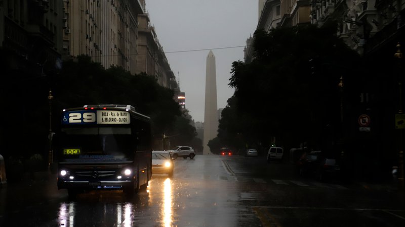 Fotografija: Električni mrk, ki se je začel v nedeljo ob sedmi uri in sedem minut po lokalnem času v Argentini, je povzročil zmedo v prometu, saj prometna signalizacija ni delovala, nedejavni so bili tudi vlaki. FOTO: AFP