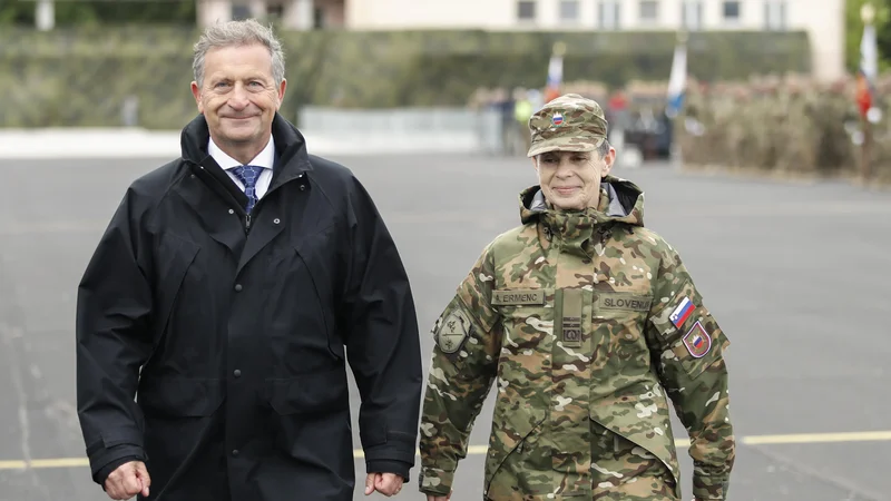 Fotografija: Minister Karl Erjavec je z imenovanjem Alenke Ermenc za načelnico generalštaba dosegel malo piar zmago za Slovenijo in za ženske v vojski, kako dolgo mu bo Ermenčeva vračala to uslugo? Foto Uroš Hočevar