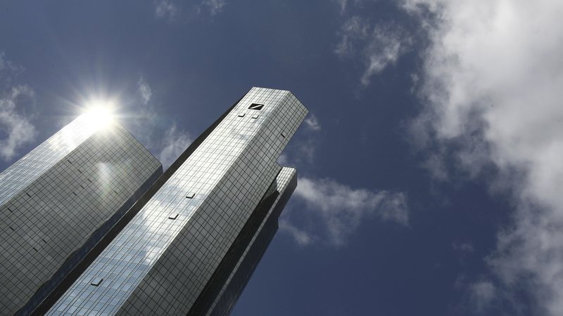 Fotografija: Deutsche bank naj bi ustanovila slabo banko in se znebila precejšnjega portfelja v investicijskem bančništvu. Vprašanje je, ali bo potem za banko posijalo sonce. Foto Reuters