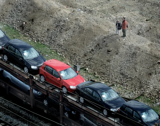 Z avtovlaki bi bilo mogoče olajšati pot, ampak še bolj manjkajo potniški vlaki. FOTO: Jože Suhadolnik