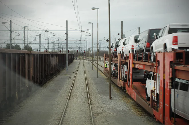 Avtomobile prevažajo kot tovor, ne pa kot storitev za udobnejši prevoz. FOTO: Jure Eržen