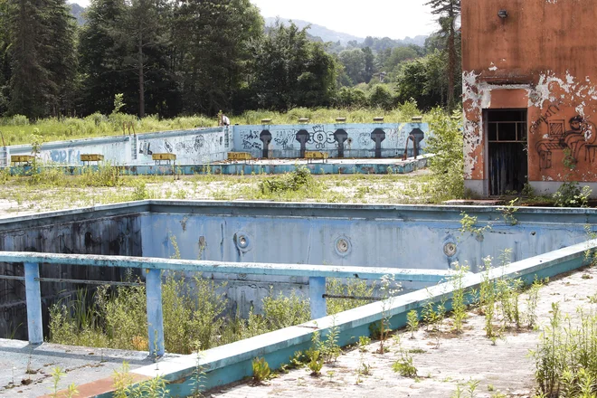 Bazeni v Vevčah propadajo že več kot desetletje; nekdanje kopališče je v najboljših časih obiskalo tudi več kot tri tisoč kopalcev na dan. Foto Mavric Pivk